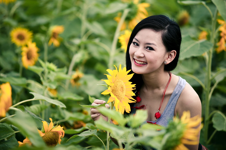 Thiếu nữ khoe sắc bên hoa ban

Thiếu nữ Sài thành trong trẻo giữa chiều xuân
Diệu Hiền ngọt ngào trong sớm ban mai
Xinh tươi dạo phố cùng Imiss Thăng Long